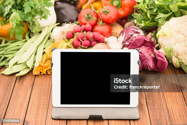 Mezcla Orgánica Verduras Crudas En La Mesa Con Tableta Digital Foto de stock y más banco de imágenes de Achicoria roja