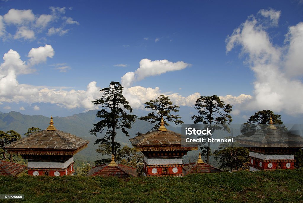 Chorten at Dochu 라 산길 in 부탄에 = HDR - 로열티 프리 부탄 스톡 사진