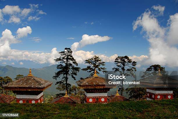 Chorten At Dochu 라 산길 In 부탄에 Hdr 부탄에 대한 스톡 사진 및 기타 이미지 - 부탄, 0명, 경관