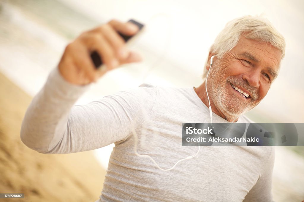 Homem idoso usando um smartphone - Royalty-free Auscultador - Equipamento Áudio Foto de stock