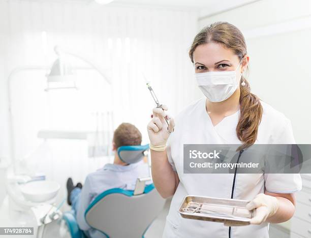 여성 치과 의사와 치과 주사기 건강관리와 의술에 대한 스톡 사진 및 기타 이미지 - 건강관리와 의술, 명랑한, 백인종