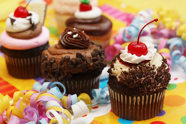reihe von dekorativen cupcakes - cupcake chocolate pink polka dot stock-fotos und bilder