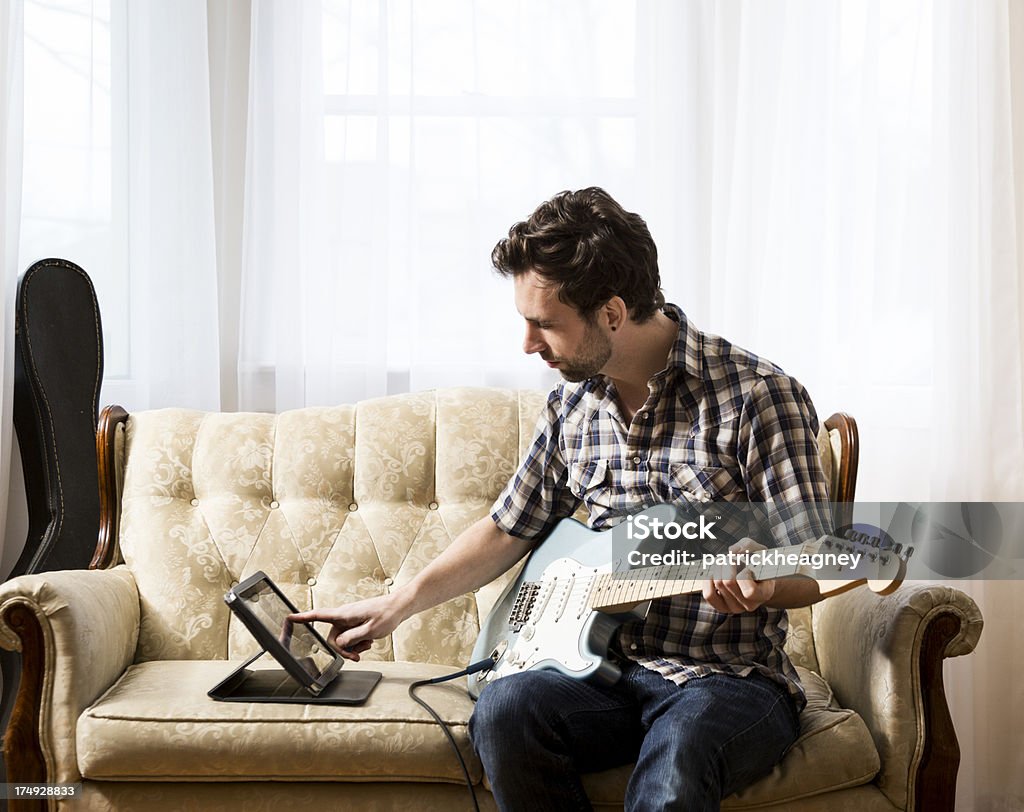 Человек с планшета и гитара - Стоковые фото Планшетный компьютер роялти-фри