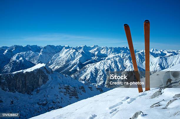 Foto de Montanhismo De Esqui e mais fotos de stock de Alpes europeus - Alpes europeus, Cordilheira, Em cima de