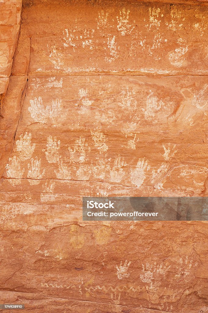 岩面彫刻の手で多くの遺跡モニュメントヴァレー - アナサジ文化のロイヤリティフリーストックフォト
