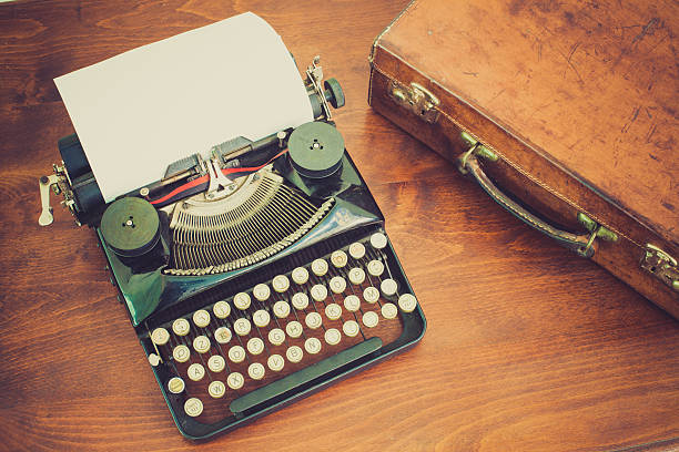 czarny retro maszyna do pisania z białą kartkę papieru i aktówka - letter m typewriter text typebar zdjęcia i obrazy z banku zdjęć