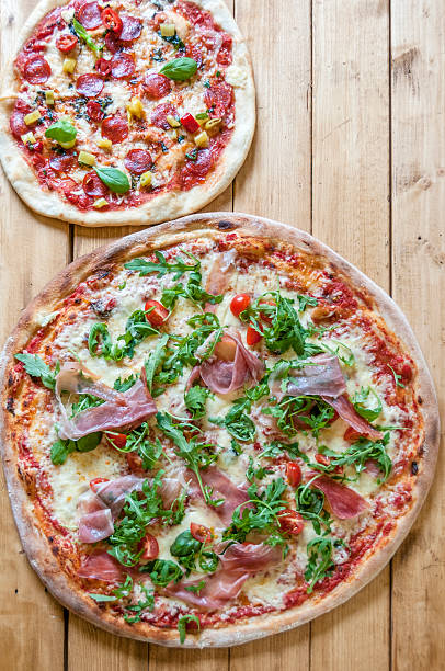 2 つのホームメイドのピザ - pizza homemade margharita pizza parma ham ストックフォトと画像