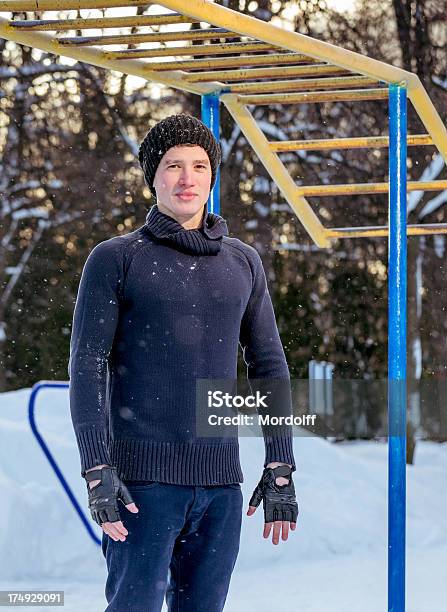 Porträt Eines Jungen Mannes Auf Sports Ground Stockfoto und mehr Bilder von 20-24 Jahre - 20-24 Jahre, Baum, Bildkomposition und Technik