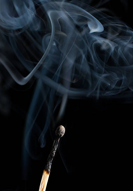 humo e incendio - smoke matchstick swirl fog fotografías e imágenes de stock