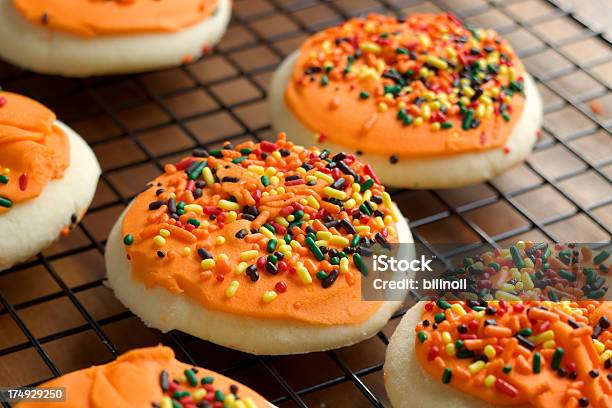 Halloween Decorate Biscotto Di Pasta Frolla Cookie Sul Graticola - Fotografie stock e altre immagini di Alimentazione non salutare