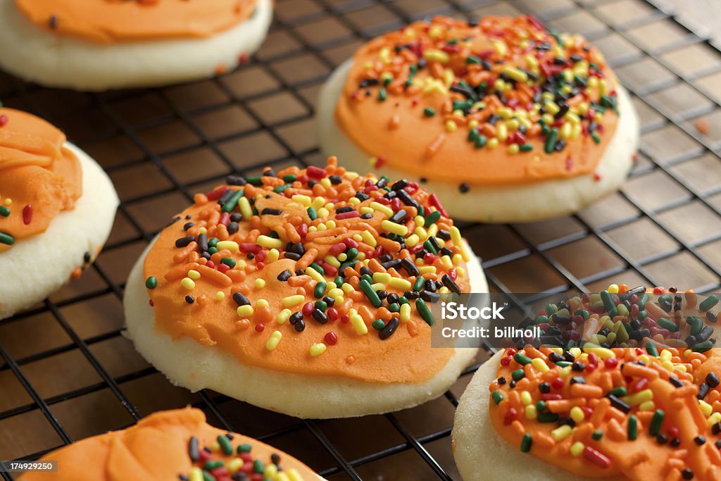 Хэллоуин оформлены Песочное печенье cookie-файлы на Охладительная решётка - Стоковые фото Без людей роялти-фри