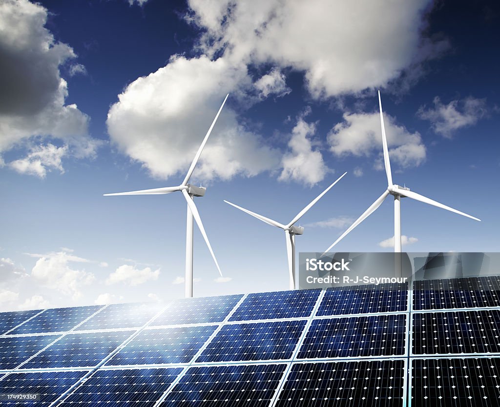 Sonnenkollektoren und Windturbinen - Lizenzfrei Solarkraftwerk Stock-Foto