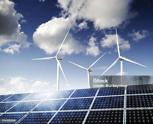 Sonnenkollektoren Und Windturbinen Stockfoto und mehr Bilder von Solarkraftwerk - Solarkraftwerk, Sonne, Sonnenenergie