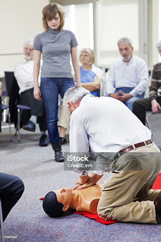 Sênior homem praticando compressões do peito - Foto de stock de Curso de treinamento royalty-free