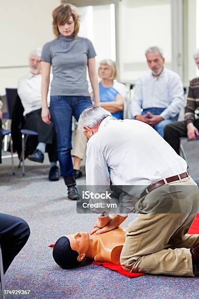 Foto de Sênior Homem Praticando Compressões Do Peito e mais fotos de stock de Curso de treinamento - Curso de treinamento, Primeiros socorros, CPR