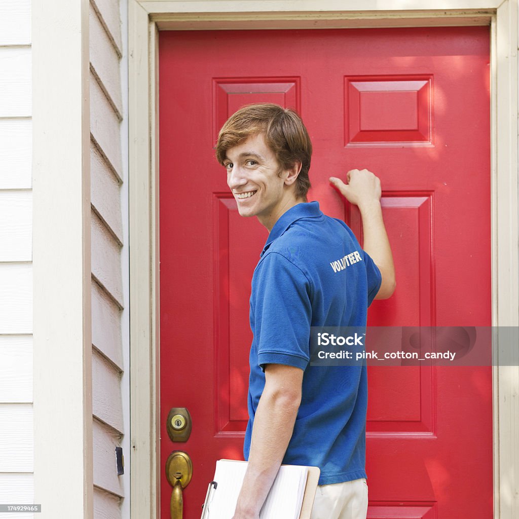 Adolescente Petitioning o Canvassing voluntario - Foto de stock de Recaudación de fondos libre de derechos