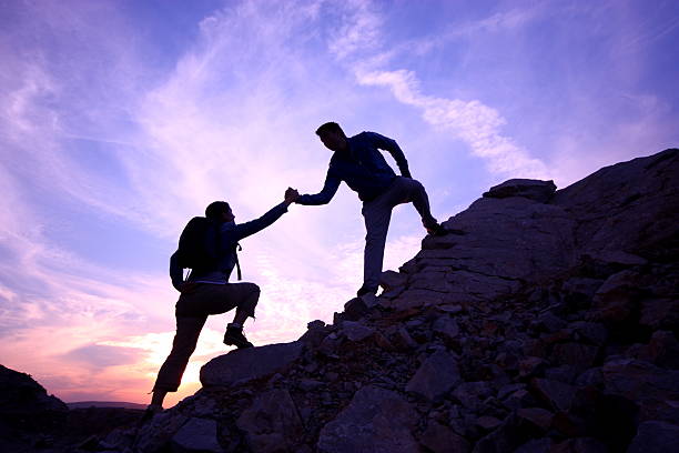 ajuda mão - climbing clambering mountain silhouette - fotografias e filmes do acervo