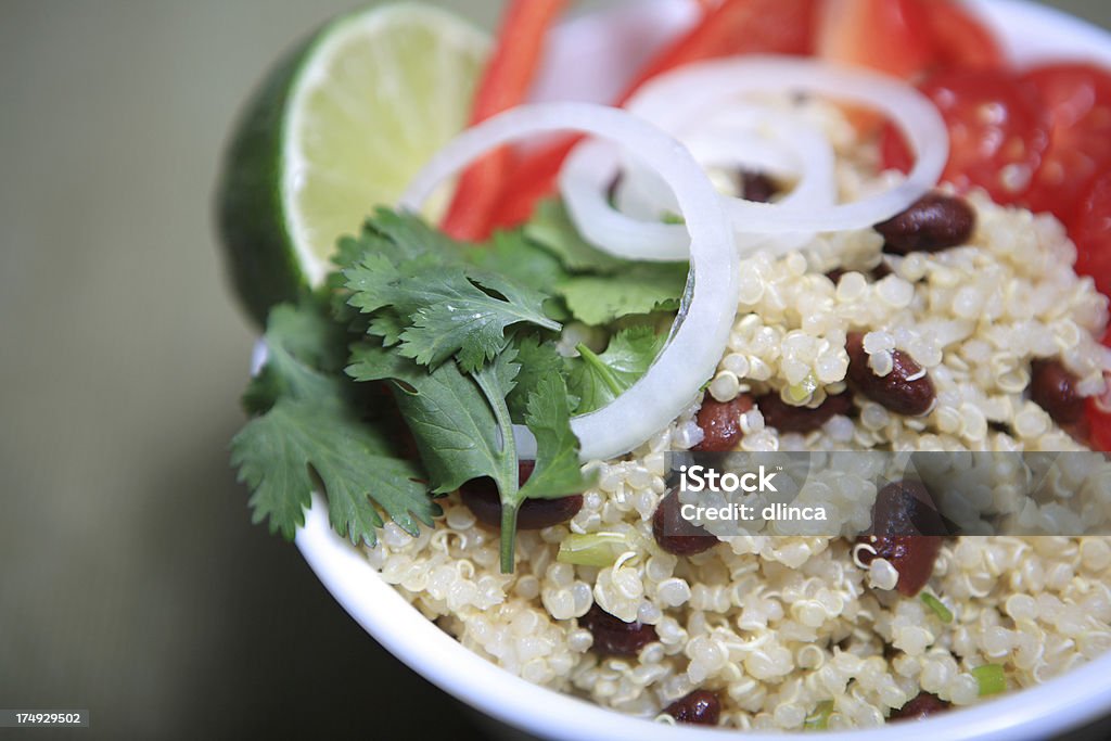 Saudável salada de Quinoa com legumes close up-vista aérea - Foto de stock de Acompanhamento royalty-free