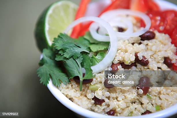 Foto de Saudável Salada De Quinoa Com Legumes Close Upvista Aérea e mais fotos de stock de Acompanhamento