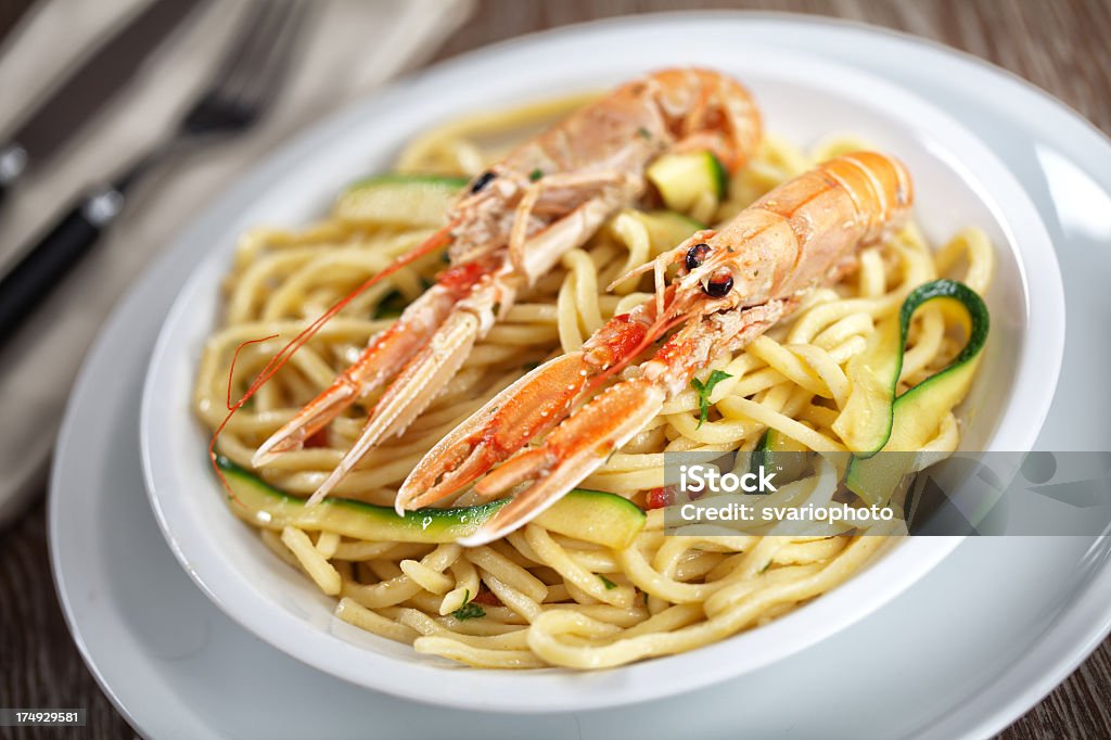 Tagliatelle con los langostinos y calabacín - Foto de stock de Aderezo libre de derechos