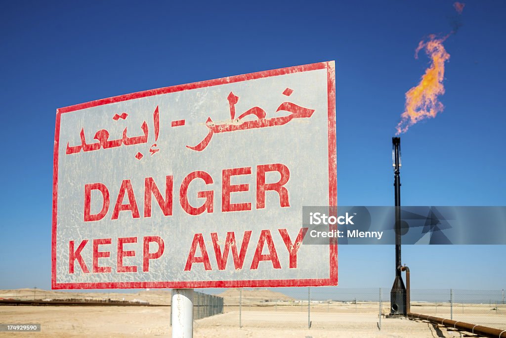 Industrie pétrolière signe de Danger - Photo de Arabie libre de droits