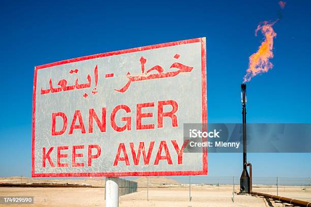 Photo libre de droit de Industrie Pétrolière Signe De Danger banque d'images et plus d'images libres de droit de Arabie - Arabie, Asie de l'Ouest, Bahreïn