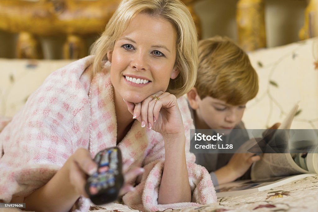 Mãe assistindo TV em-size - Foto de stock de 30 Anos royalty-free
