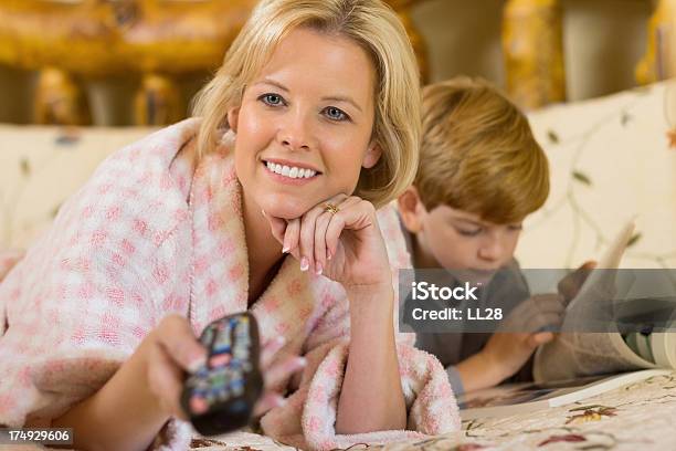 Foto de Mãe Assistindo Tv Emsize e mais fotos de stock de 30 Anos - 30 Anos, Aconchegante, Adulto