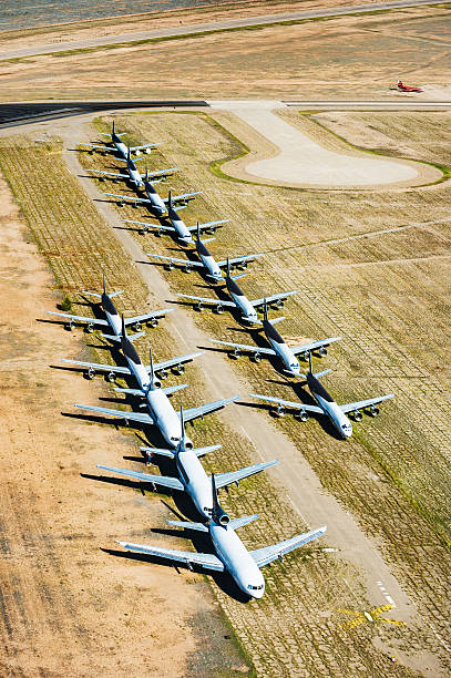 righe di aeroplani - airport window outdoors airfield foto e immagini stock