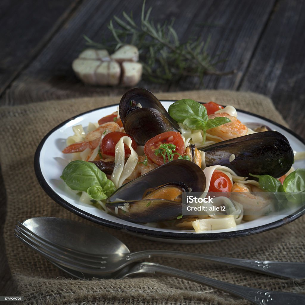 Linguine con frutti di mare - Foto stock royalty-free di Aglio - Alliacee