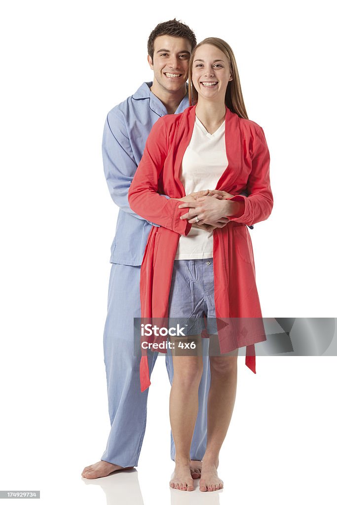 Улыбающегося романтический Молодая пара в Одежда для сна - Стоковые фото 20-29 лет роялти-фри