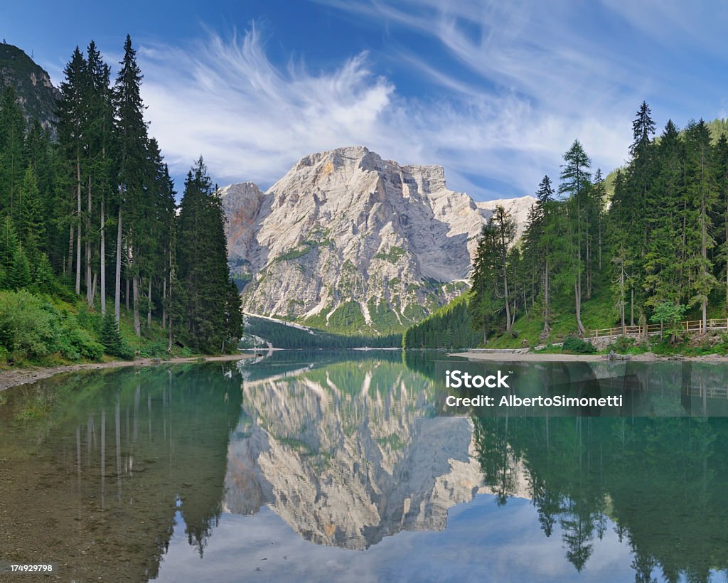 Lago alpino (Lago di Braies-Pragser Wildsee) - Foto de stock de Montanhas Dolomitas royalty-free