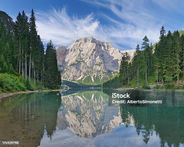 Foto de Lago Alpino e mais fotos de stock de Montanhas Dolomitas - Montanhas Dolomitas, Pragser Wildsee, Alto Ádige