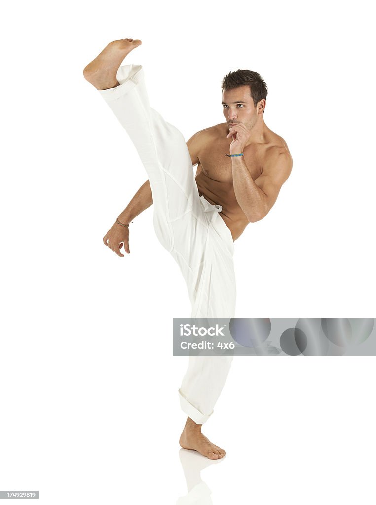 Bez koszulki młody człowiek mięśni, ćwiczenia capoeira - Zbiór zdjęć royalty-free (20-29 lat)