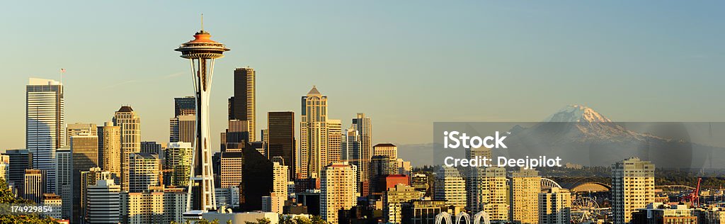 Centro da cidade de Seattle e o Monte Rainier nos EUA - Foto de stock de Arranha-céu royalty-free