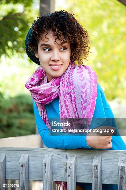 Foto de Atraente Mulher Usando Uma Echarpe e mais fotos de stock de 18-19 Anos - 18-19 Anos, 20 Anos, Adolescente