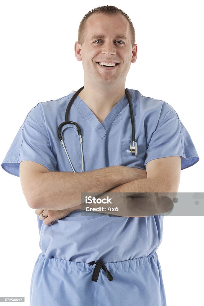 Chirurgo maschio sorridente con Stetoscopio - Foto stock royalty-free di Adulto