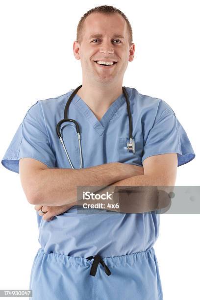 Uśmiech Mężczyzna Chirurg Z Stetoskop - zdjęcia stockowe i więcej obrazów 20-29 lat - 20-29 lat, Białe tło, Chirurg