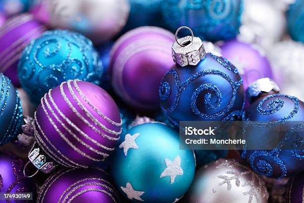 Ciondoli Di Natale - Fotografie stock e altre immagini di Bianco - Bianco, Blu, Brillante