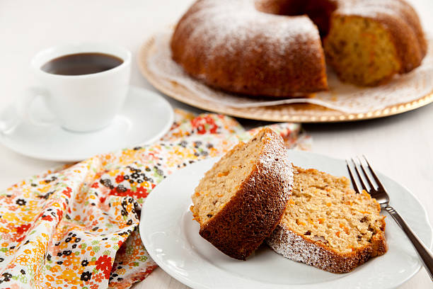 caseiras frescas bolo de cenoura - vegetable baked cake cup - fotografias e filmes do acervo