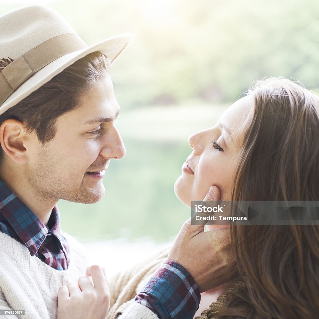 Casal Jovem apaixonado, divertir-se na floresta. - Royalty-free 20-29 Anos Foto de stock