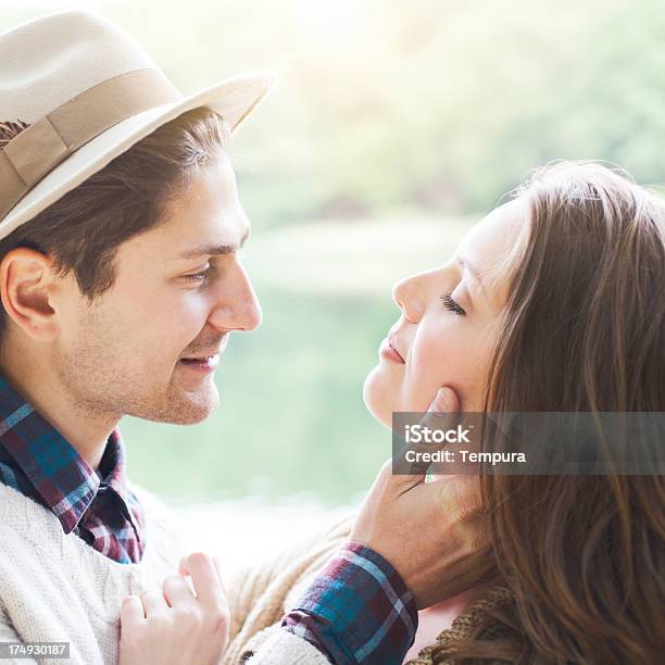 Casal Jovem Apaixonado Divertirse Na Floresta - Fotografias de stock e mais imagens de 20-29 Anos - 20-29 Anos, Adulto, Alemanha