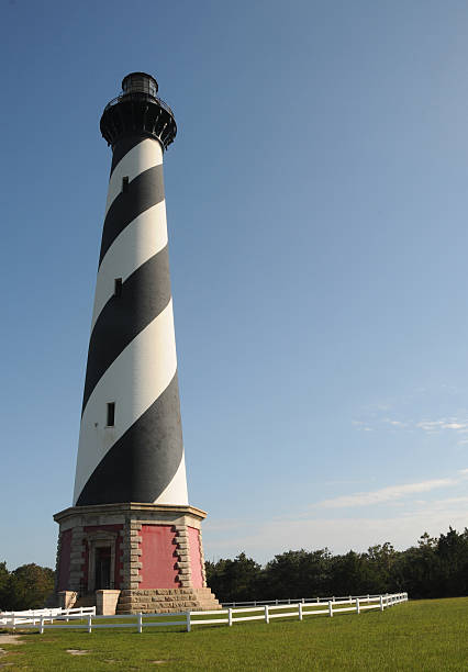 hatteras latarnia morska w north carolina's zewnętrzny koral - beacon lighthouse a helping hand hope zdjęcia i obrazy z banku zdjęć