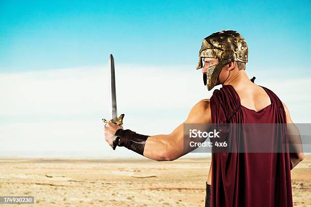 Photo libre de droit de Guerrier Spartan Avec Épée De Bataille banque d'images et plus d'images libres de droit de Gladiateur - Gladiateur, Cape, Dos