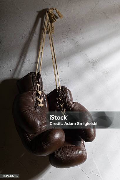 Guantes De Boxeo Foto de stock y más banco de imágenes de Anticuado - Anticuado, Beige, Boxeo - Deporte