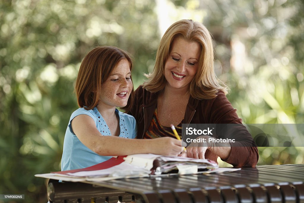 Matka pomaga córka z pracą domową - Zbiór zdjęć royalty-free (10-11 lat)