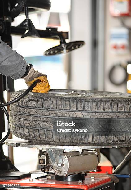 Inflar Un Tire Foto de stock y más banco de imágenes de Aire libre - Aire libre, Azul, Bomba de agua - Herramientas profesionales