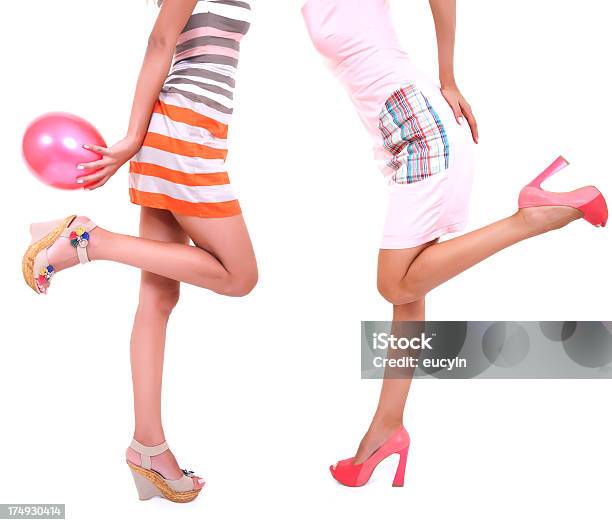 Bela Mulher Pernas - Fotografias de stock e mais imagens de Balão - Enfeite - Balão - Enfeite, Cor de rosa, Vestido