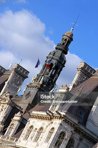 Unter Ein Paar Flags Stockfoto und mehr Bilder von Architektonische Säule - Architektonische Säule, Architektur, Außenaufnahme von Gebäuden