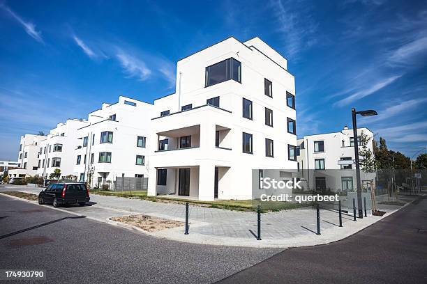 Apartmenthäuserblocks Stockfoto und mehr Bilder von Architektur - Architektur, Auto, Außenaufnahme von Gebäuden